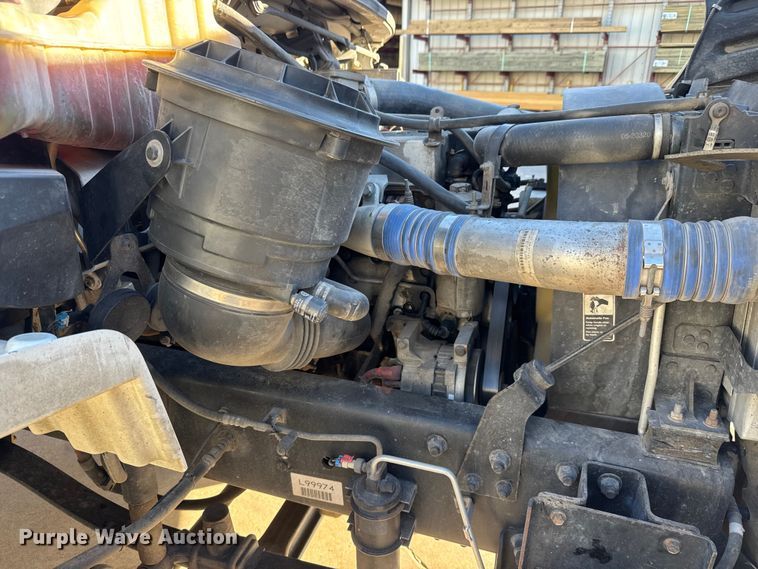 image for item NB9002 2004 Freightliner Business Class M2 box truck