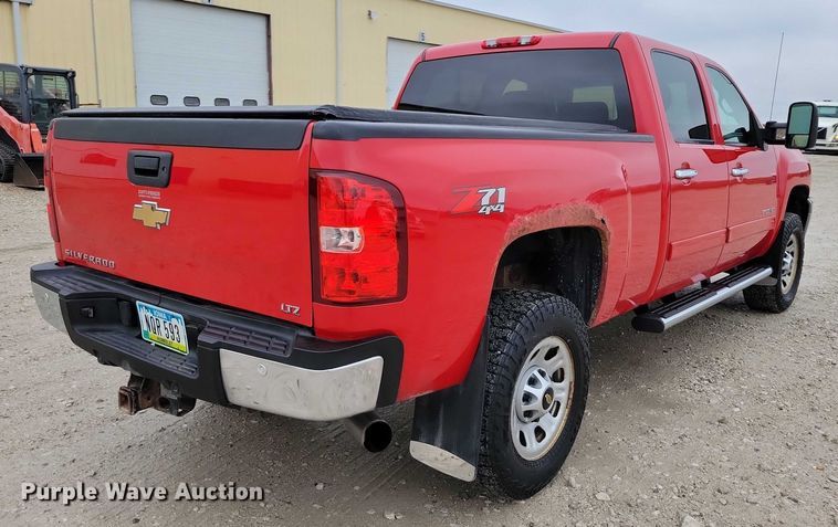 image for item NO9781 2011 Chevrolet Silverado 2500HD Crew Cab pickup truck