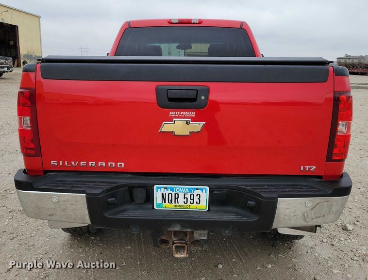 image for item NO9781 2011 Chevrolet Silverado 2500HD Crew Cab pickup truck