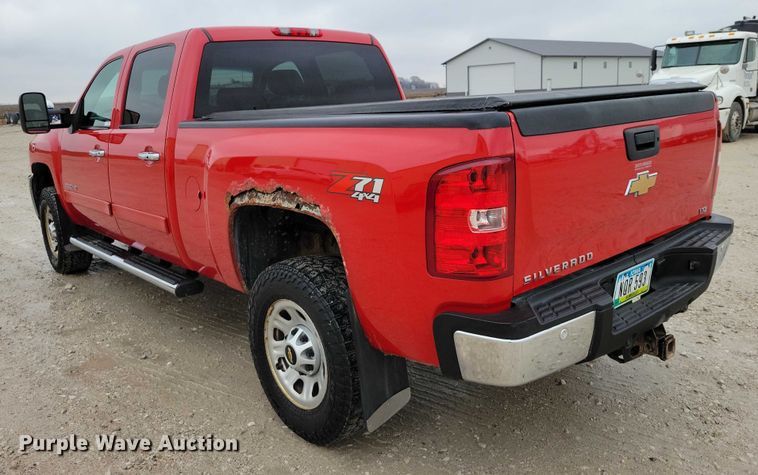 image for item NO9781 2011 Chevrolet Silverado 2500HD Crew Cab pickup truck