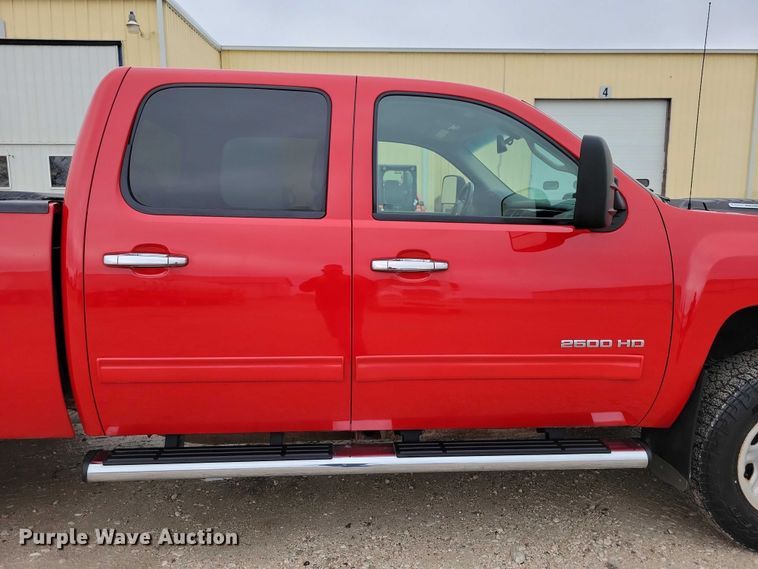 image for item NO9781 2011 Chevrolet Silverado 2500HD Crew Cab pickup truck