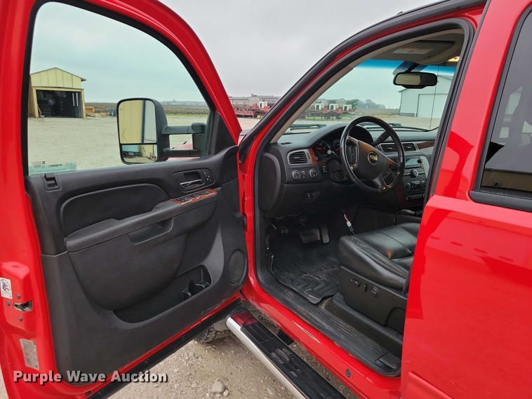 image for item NO9781 2011 Chevrolet Silverado 2500HD Crew Cab pickup truck