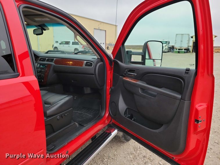 image for item NO9781 2011 Chevrolet Silverado 2500HD Crew Cab pickup truck