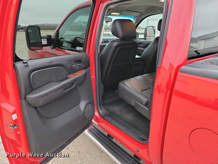 image for item NO9781 2011 Chevrolet Silverado 2500HD Crew Cab pickup truck