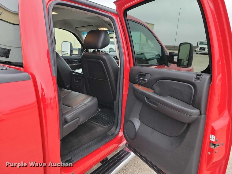 image for item NO9781 2011 Chevrolet Silverado 2500HD Crew Cab pickup truck