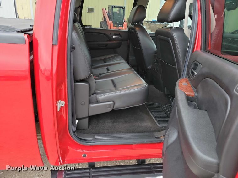 image for item NO9781 2011 Chevrolet Silverado 2500HD Crew Cab pickup truck