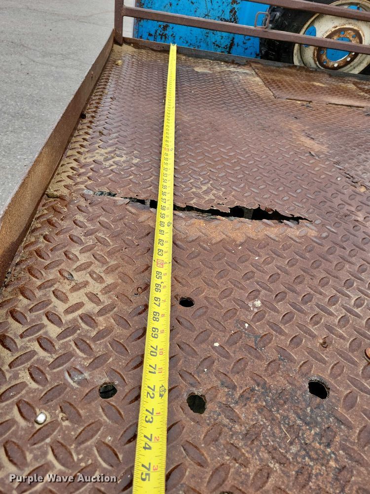 image for item NO9788 1996 Ford F350 XL flatbed pickup truck