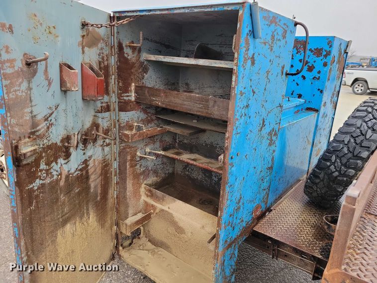 image for item NO9788 1996 Ford F350 XL flatbed pickup truck