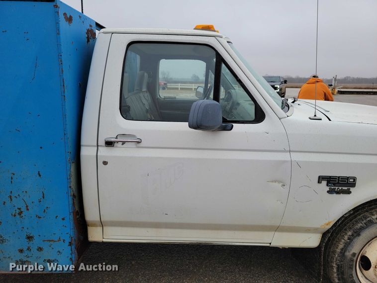 image for item NO9788 1996 Ford F350 XL flatbed pickup truck