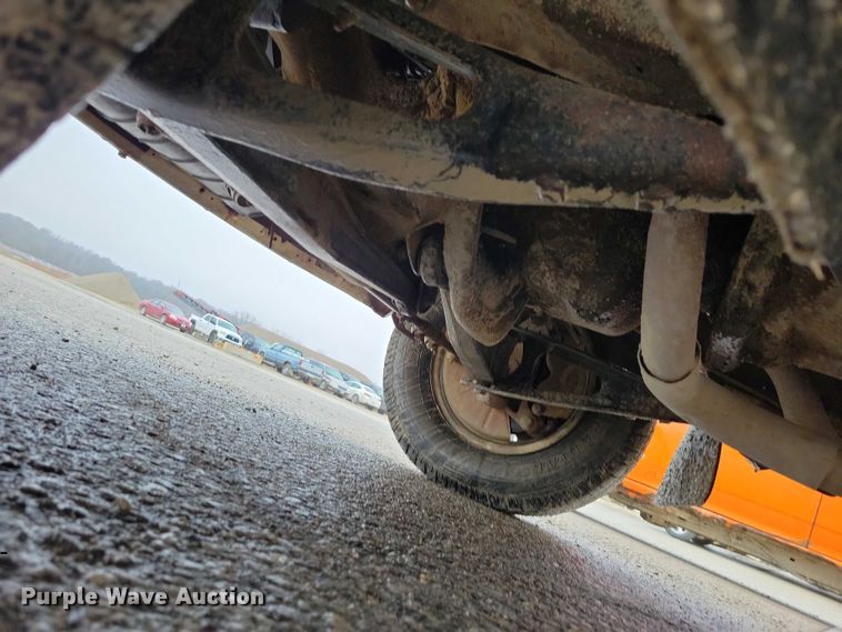 image for item NO9788 1996 Ford F350 XL flatbed pickup truck