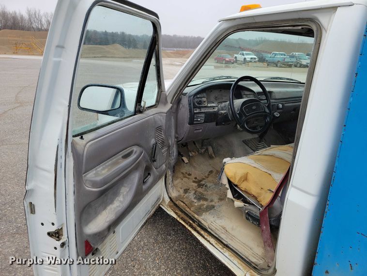 image for item NO9788 1996 Ford F350 XL flatbed pickup truck