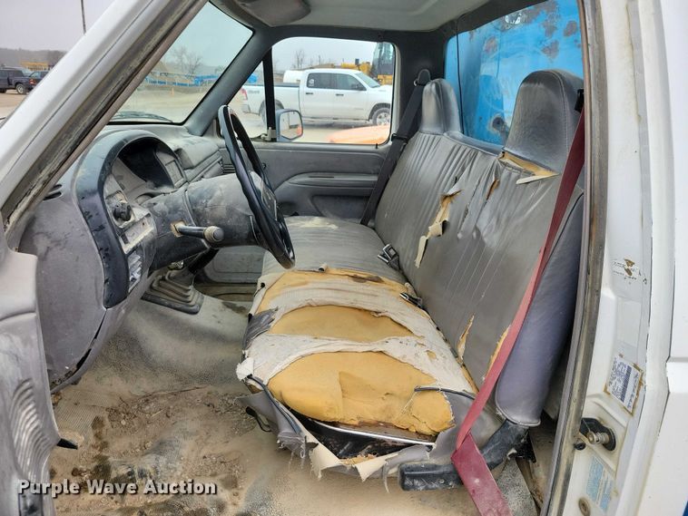 image for item NO9788 1996 Ford F350 XL flatbed pickup truck