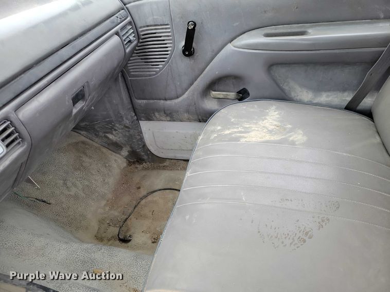 image for item NO9788 1996 Ford F350 XL flatbed pickup truck