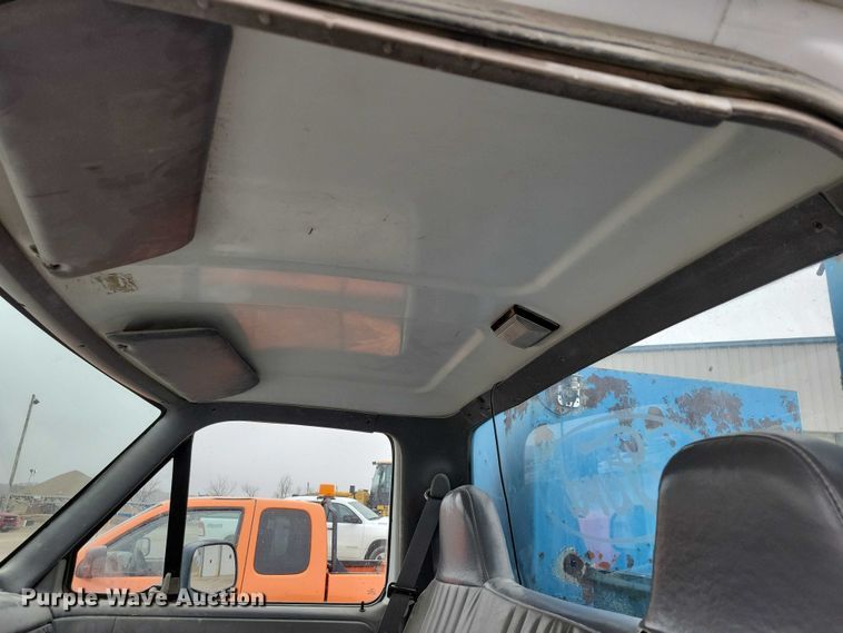 image for item NO9788 1996 Ford F350 XL flatbed pickup truck