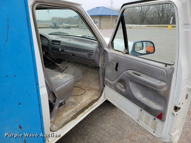 image for item NO9788 1996 Ford F350 XL flatbed pickup truck