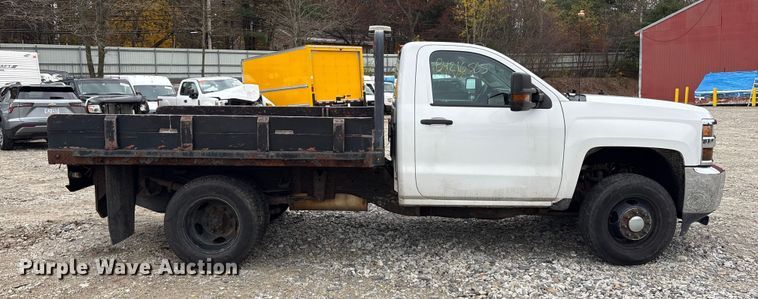 image for item YA1187 2016 Chevrolet Silverado 3500HD flatbed pickup truck