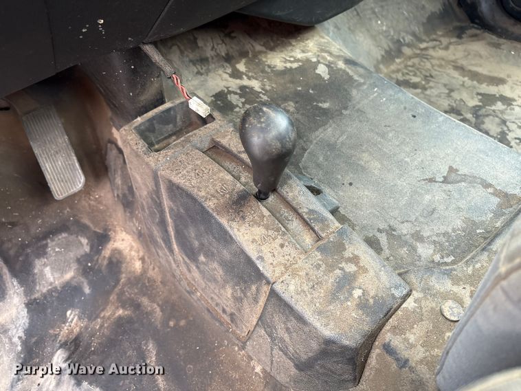 image for item YA1187 2016 Chevrolet Silverado 3500HD flatbed pickup truck