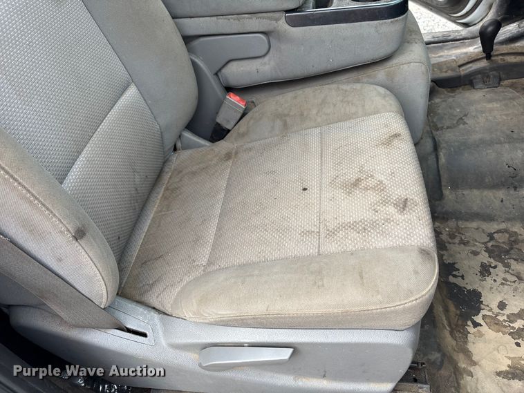 image for item YA1187 2016 Chevrolet Silverado 3500HD flatbed pickup truck