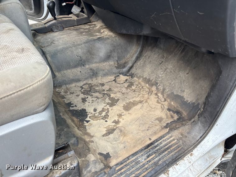 image for item YA1187 2016 Chevrolet Silverado 3500HD flatbed pickup truck