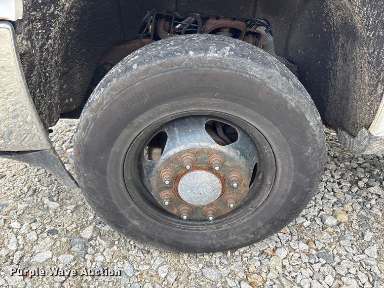 image for item YA1187 2016 Chevrolet Silverado 3500HD flatbed pickup truck