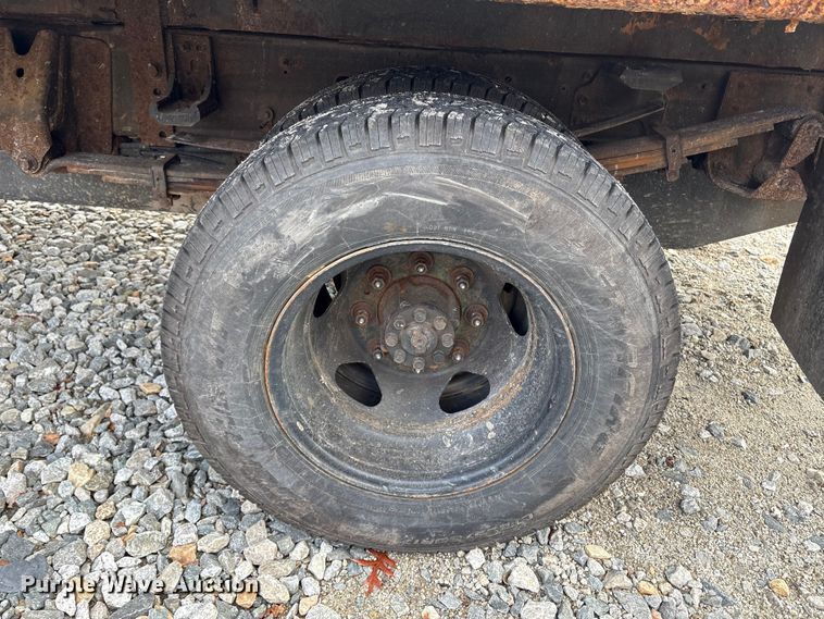 image for item YA1187 2016 Chevrolet Silverado 3500HD flatbed pickup truck