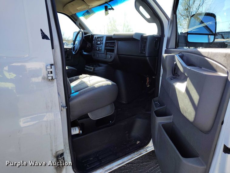 image for item YA1403 2016 Chevrolet Express 2500 van