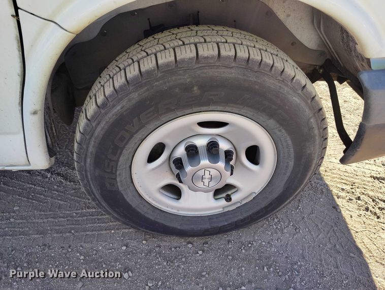 image for item YA1403 2016 Chevrolet Express 2500 van