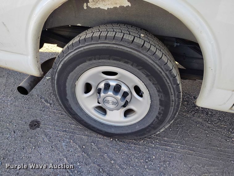 image for item YA1403 2016 Chevrolet Express 2500 van