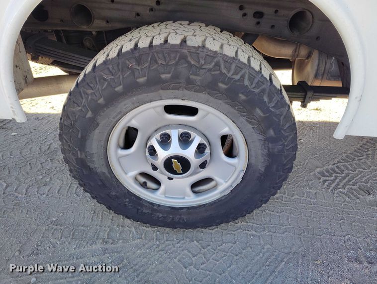 image for item YA1404 2018 Chevrolet Silverado 2500HD utility bed pickup truck