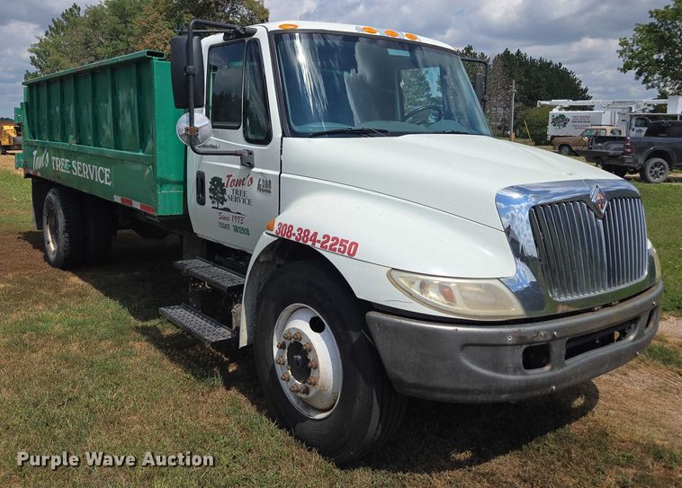 image for item DE2196 2002 International 4300 dump truck