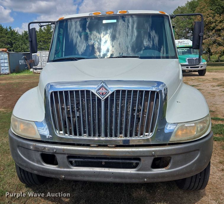 image for item DE2196 2002 International 4300 dump truck