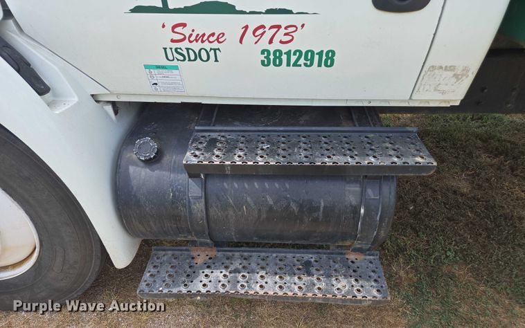 image for item DE2196 2002 International 4300 dump truck