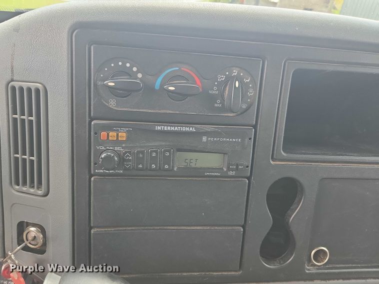 image for item DE2196 2002 International 4300 dump truck