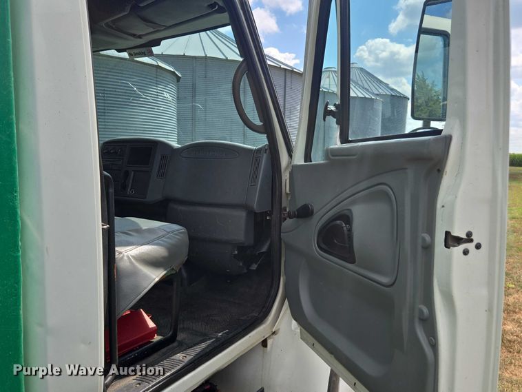 image for item DE2196 2002 International 4300 dump truck