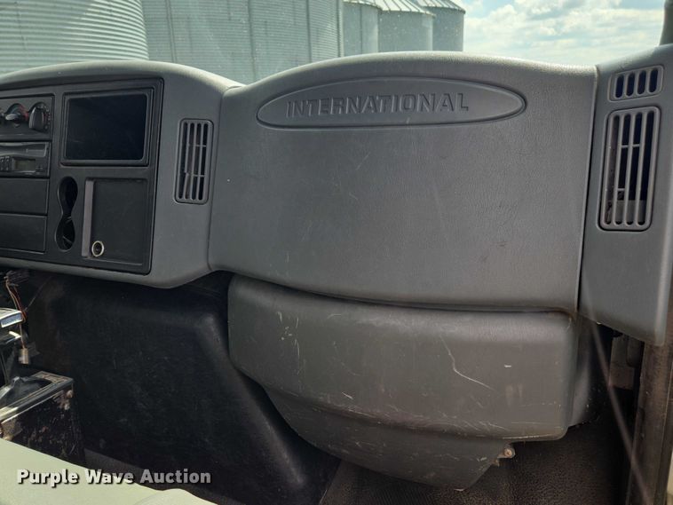 image for item DE2196 2002 International 4300 dump truck