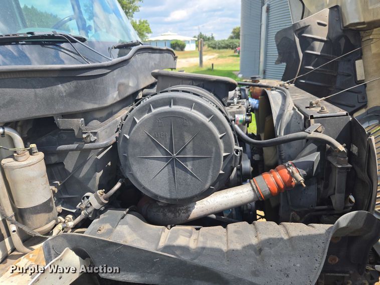 image for item DE2196 2002 International 4300 dump truck