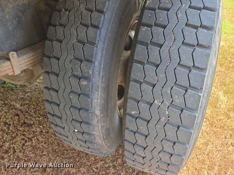 image for item DE2196 2002 International 4300 dump truck