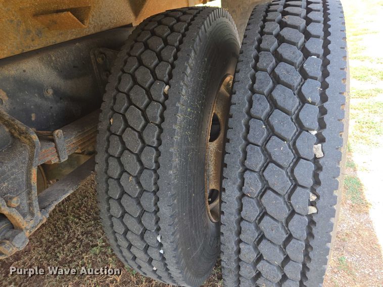 image for item DE2196 2002 International 4300 dump truck