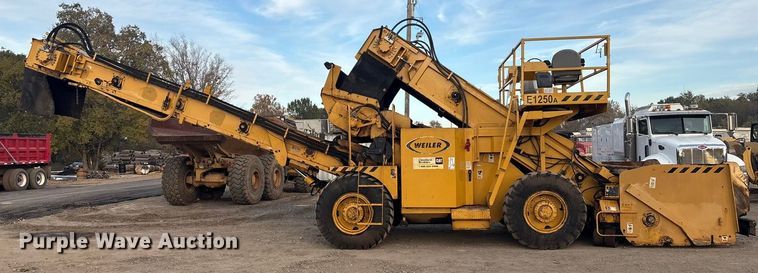 image for item DJ7943 2010 Weiler E1250A remixing transfer vehicle