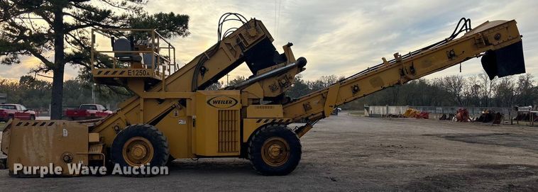 image for item DJ7943 2010 Weiler E1250A remixing transfer vehicle