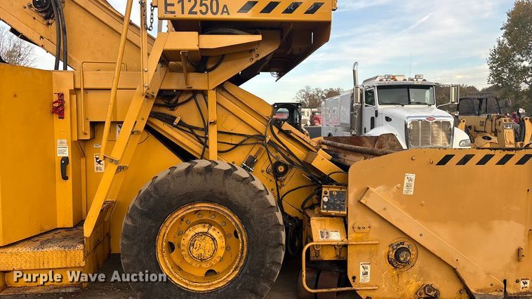 image for item DJ7943 2010 Weiler E1250A remixing transfer vehicle