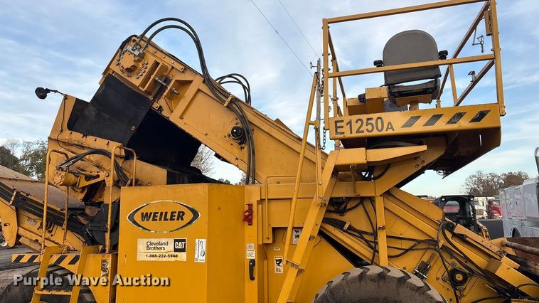 image for item DJ7943 2010 Weiler E1250A remixing transfer vehicle