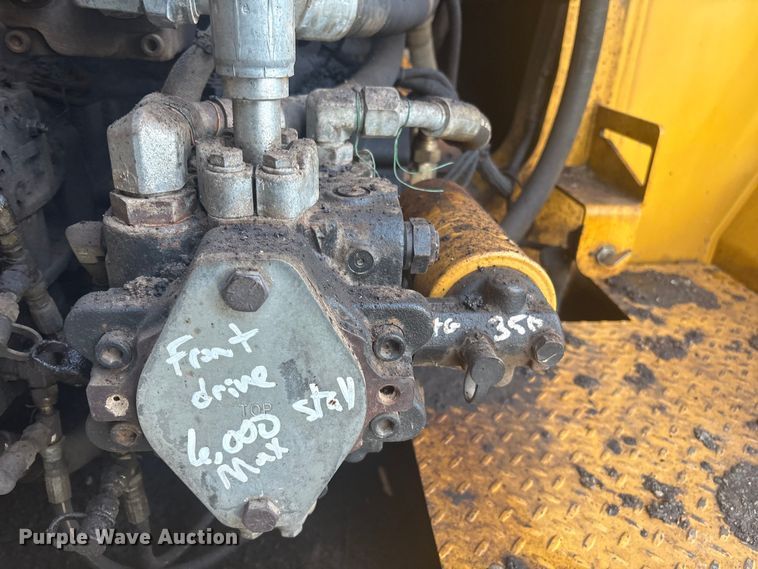 image for item DJ7943 2010 Weiler E1250A remixing transfer vehicle