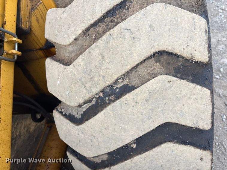 image for item DJ7943 2010 Weiler E1250A remixing transfer vehicle