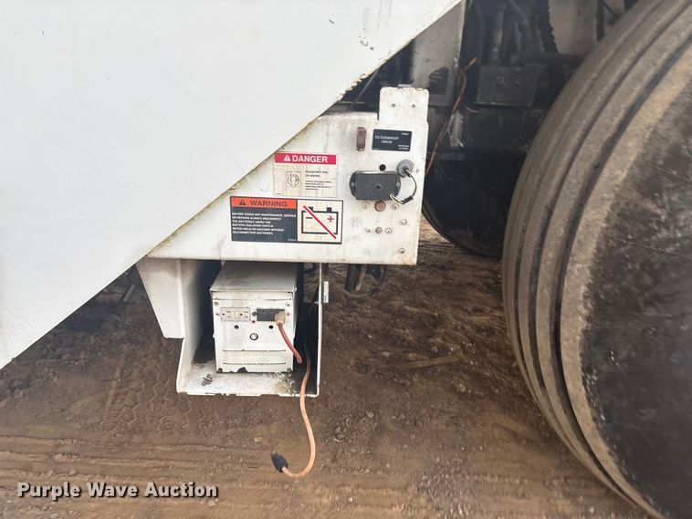 image for item DJ7977 1996 Roadtec Shuttle Buggy 2500 material transfer vehicle