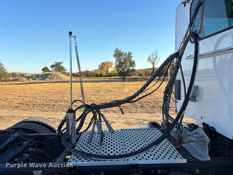 image for item DK0058 2016 Peterbilt 567 semi truck