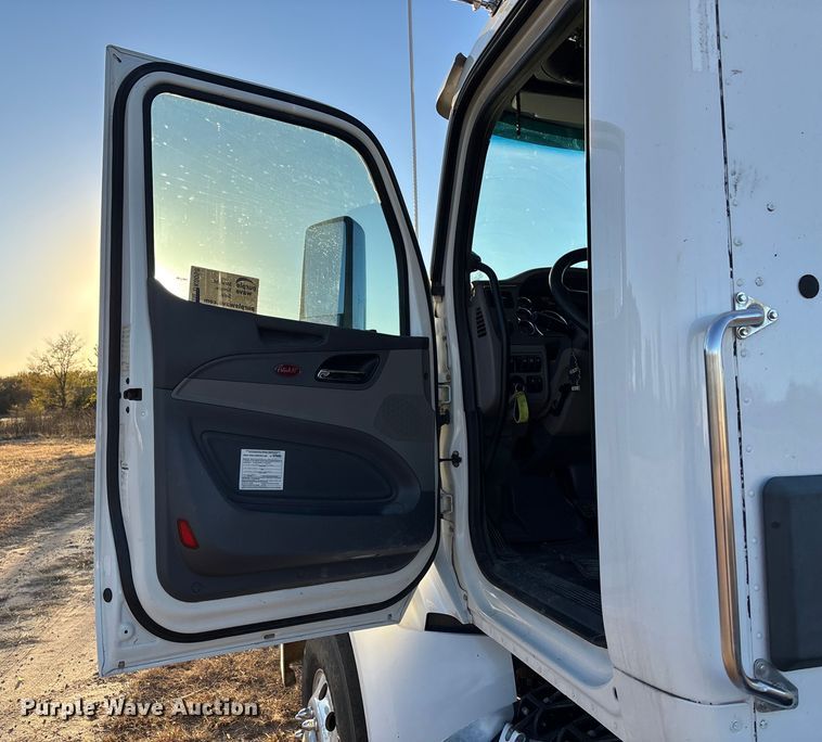 image for item DK0058 2016 Peterbilt 567 semi truck