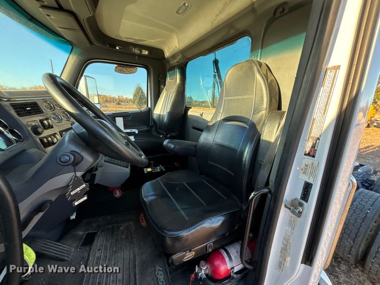 image for item DK0058 2016 Peterbilt 567 semi truck