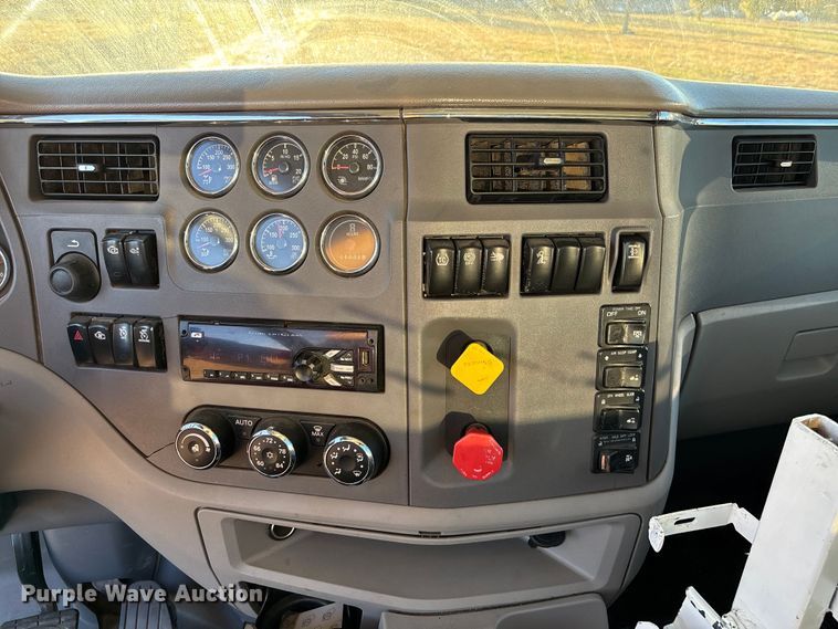 image for item DK0058 2016 Peterbilt 567 semi truck