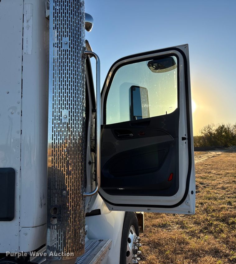 image for item DK0058 2016 Peterbilt 567 semi truck